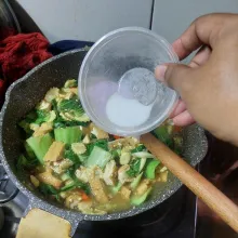 Masukkan pakcoy sampai layu, lalu masukkan larutan maizena.