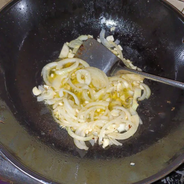 Panaskan margarin, tumis bawang putih dan bawang bombai sampai matang.