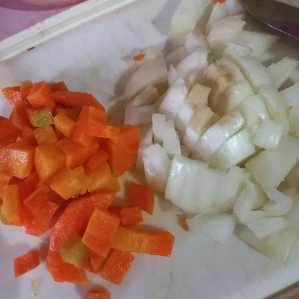 Sementara menunggu kentang rebus matang. Potong dadu wortel dan cincang bawang bombai. Air sisa rebusan kentang, gunakan lagi untuk merebus wortel sekitar 1-2 menit.