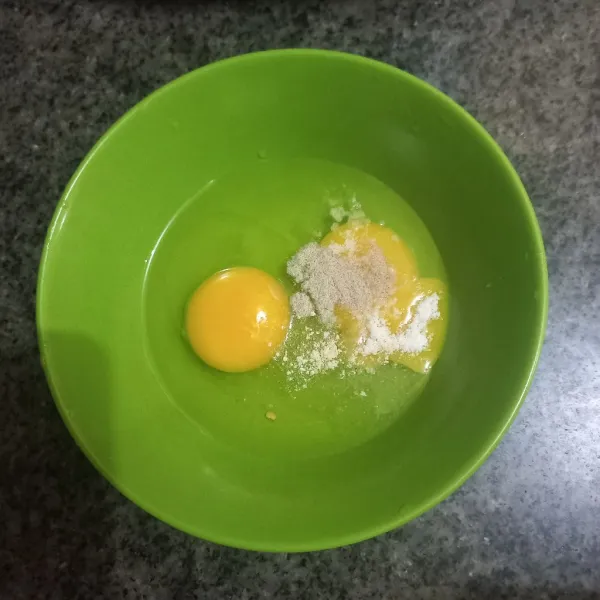 Kocok lepas telur ayam bersama garam, merica bubuk dan kaldu jamur.
