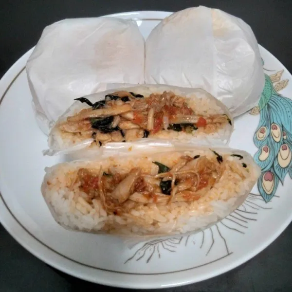 Step terakhir belah nasi menjadi dua bagian untuk memudahkan saat hendak makan. Selamat mencoba!