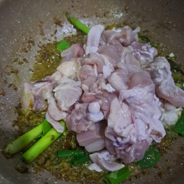 Masukan ayam masak sampai berubah warna masukan air.