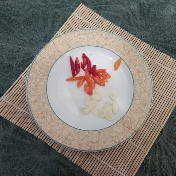 Potong-potong cabai rawit dan bawang putih.