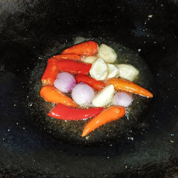 Goreng cabai, kemiri, bawang merah dan bawang putih sampai matang, angkat dan tiriskan.