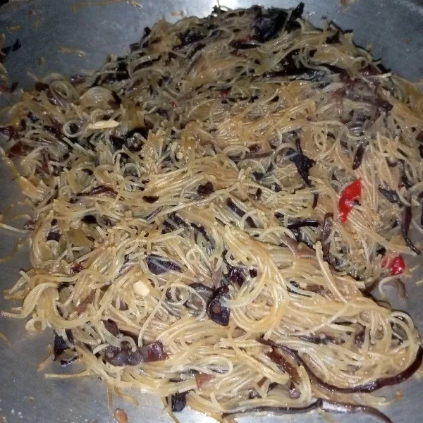 Jika sudah pas, masak sampai matang kurang lebih 15 menit. Setelah itu, sajikan bihun jamur kuping pedas.