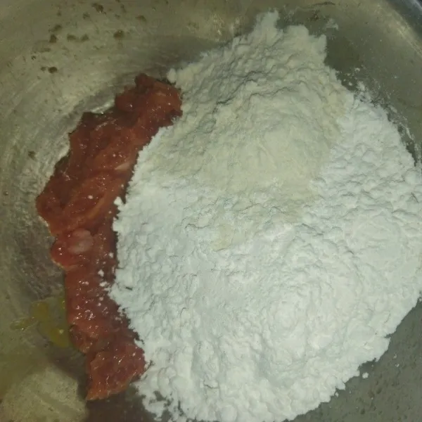 Tambahkan tepung terigu dan tepung tapioka, aduk hingga semua bahan tercampur rata.