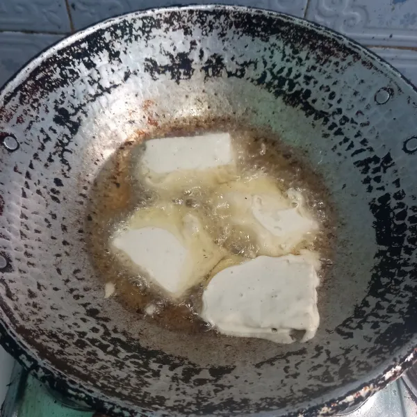 Baluri tempe dengan adonan tepung kemudian goreng.