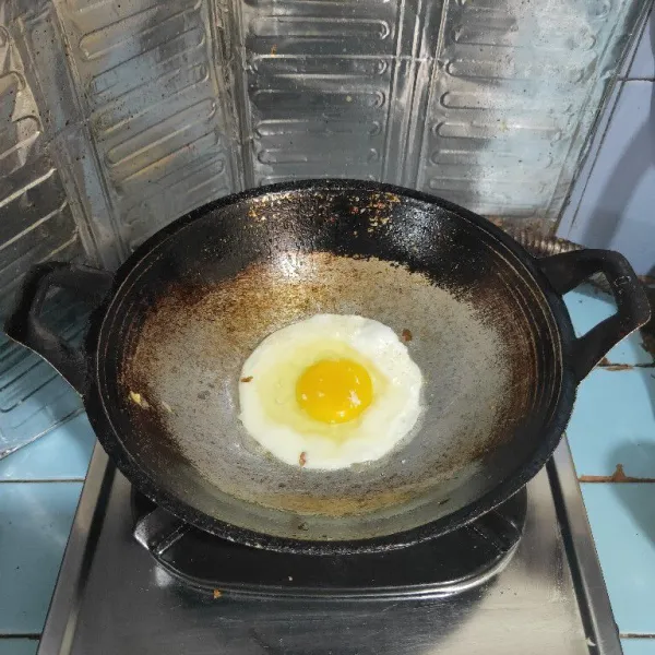 Panaskan minyak, goreng telur ceplok, tambahkan sedikit garam, angkat dan tiriskan. Sisihkan.