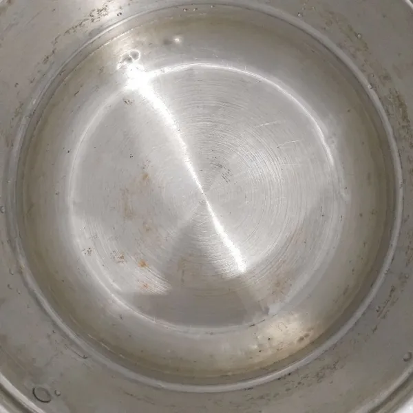Didihkan air di dalam panci.