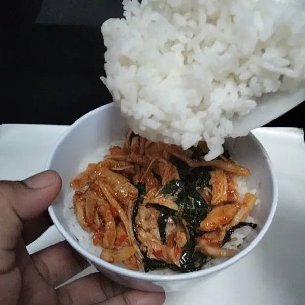 Step kelima siapkan mangkuk berukuran kecil lalu cetak nasi serta ayam suwir dibagian tengah lalu tutup kembali dengan nasi.