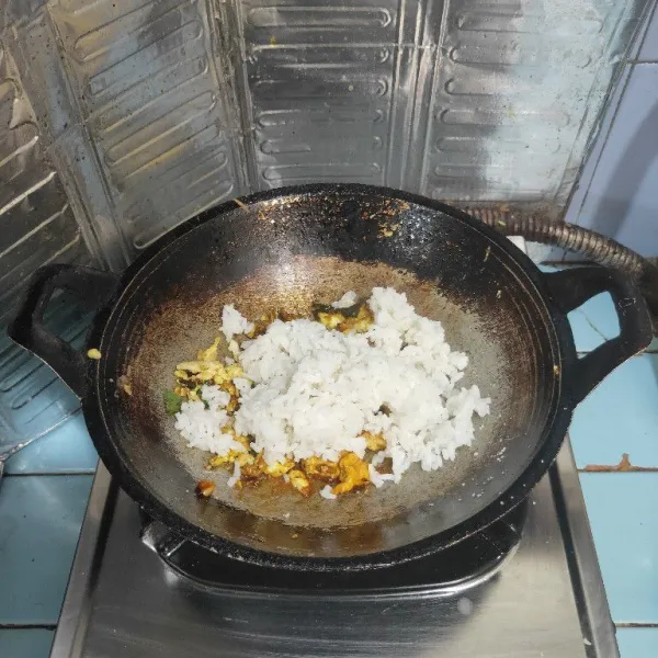 Tambahkan nasi, aduk rata.