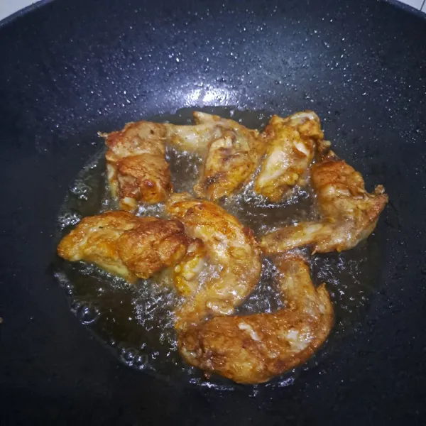 Panaskan minyak lalu goreng ayam sampai matang angkat tiriskan.