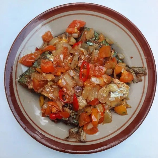 Siapkan ikan di piring dan siram dengan tumisan tomat tadi dan siap untuk dihidangkan.