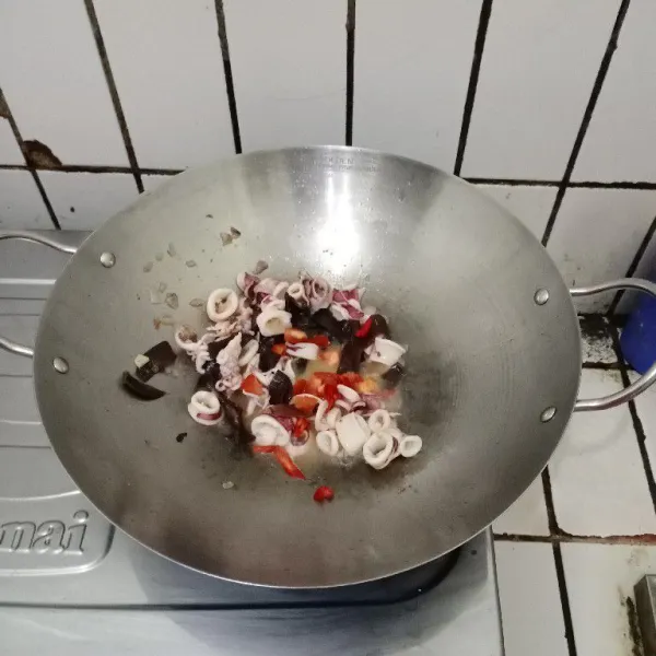 Masukkan cabe, jamur kuping, tomat & air. Aduk rata. Masak hingga semua matang & air menyusut.