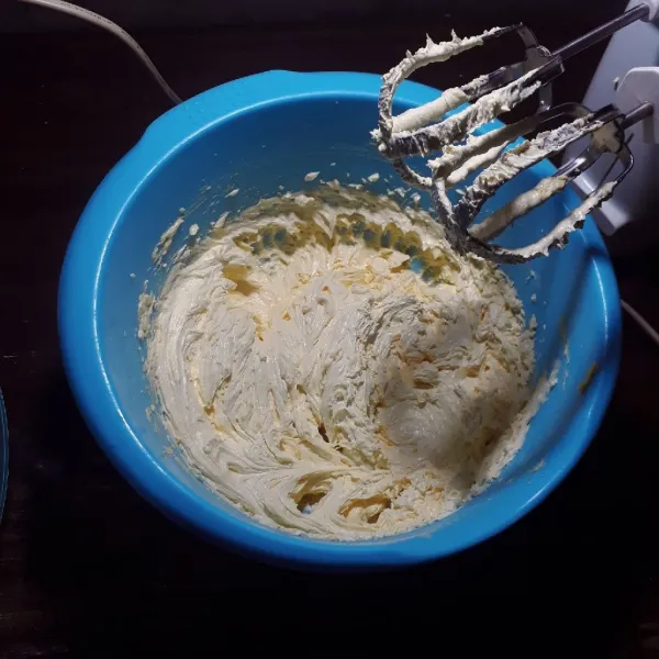 Campurkan gula dan margarin, mixer tinggi selama 1 menit hingga pucat.