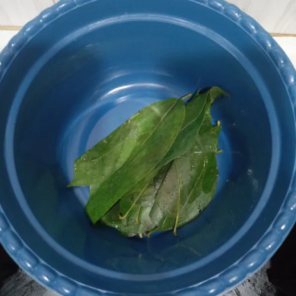 Bersihkan daun cincau, bilas menggunakan air hangat, lalu tiriskan.