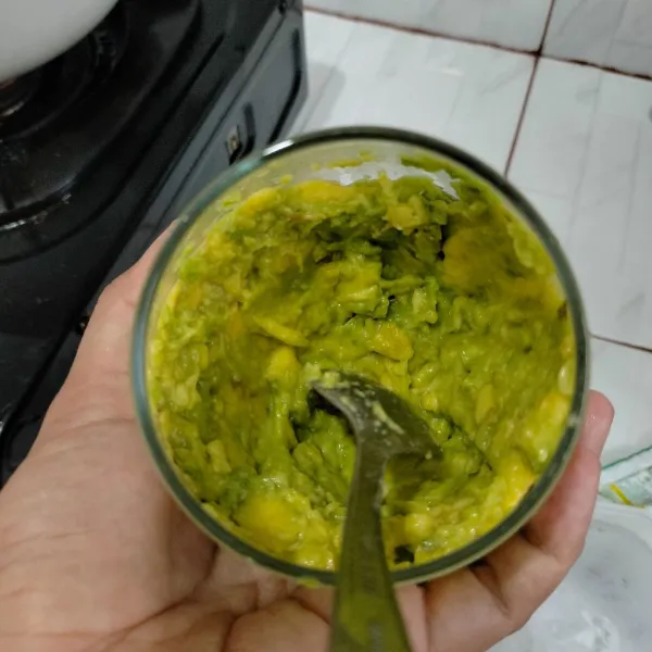 kocok alpukat menggunakan garpu atau sendok