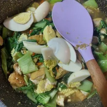 Koreksi rasa, kalau sudah pas boleh masukkan telur rebus atau bisa juga masukkan telur rebusnya setelah di platting uweenaaak banget dimakan sama nasi hangat.