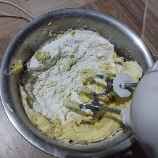 Dalam wadah, mixer mentega dan gula hingga mengembang dan creamy.