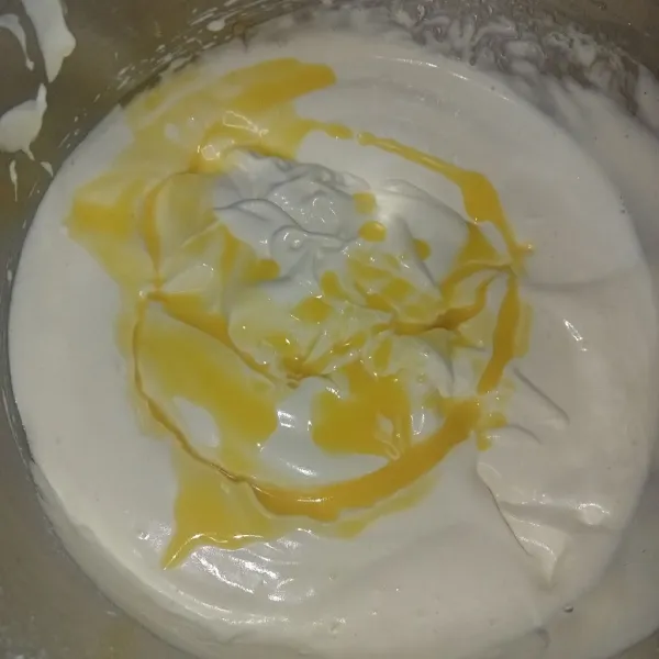 Tuang margarin leleh ke dalam adonan, aduk balik hingga rata.