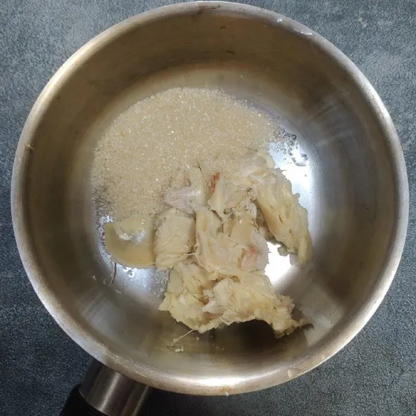Lalu masukan daging durian ke dalam panci dan tambahkan gula pasir.
