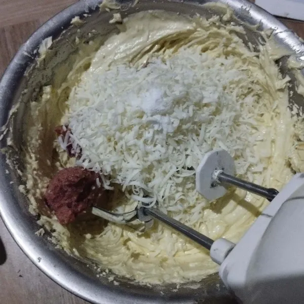 Masukkan tepung terigu yang sudah diayak, aduk setengah rata. Kemudian masukkan bahan isi. Aduk rata.
