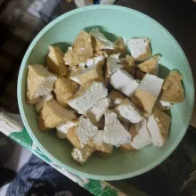 Potong tahu menjadi bagian-bagian kecil.