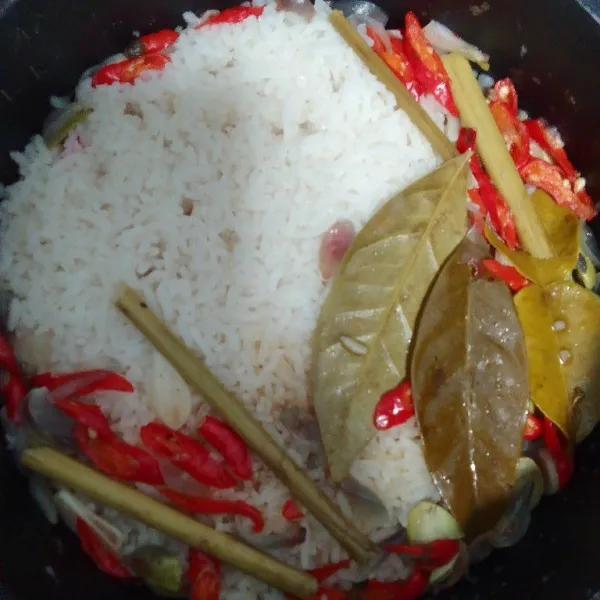 Penampakan nasi liwet sudah matang di rice cooker.