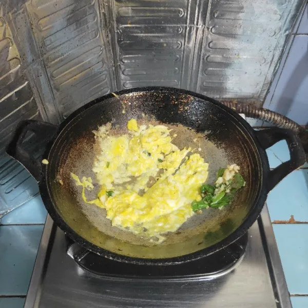 Masukkan telur, aduk orak arik, aduk rata dengan bumbu tumis.