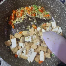 Tumis per bawangan dan cabai, lalu masukkan tahu, oseng sebentar beri garam dan air.