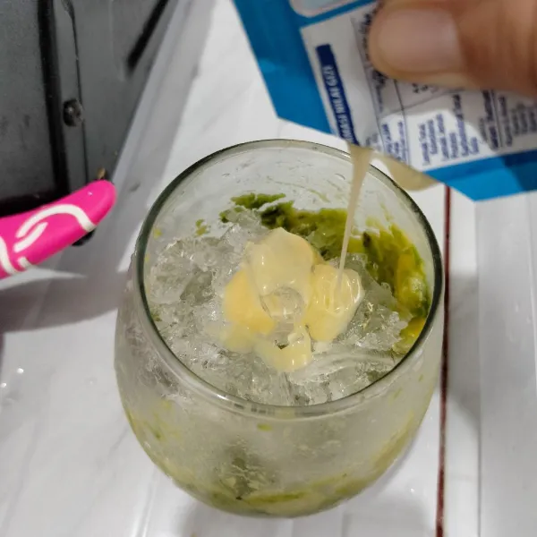 tambahkan es batu dan kental manis