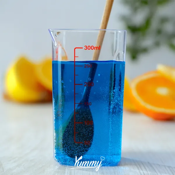 Campurkan minuman soda berwarna biru dengan air putih lalu aduk rata