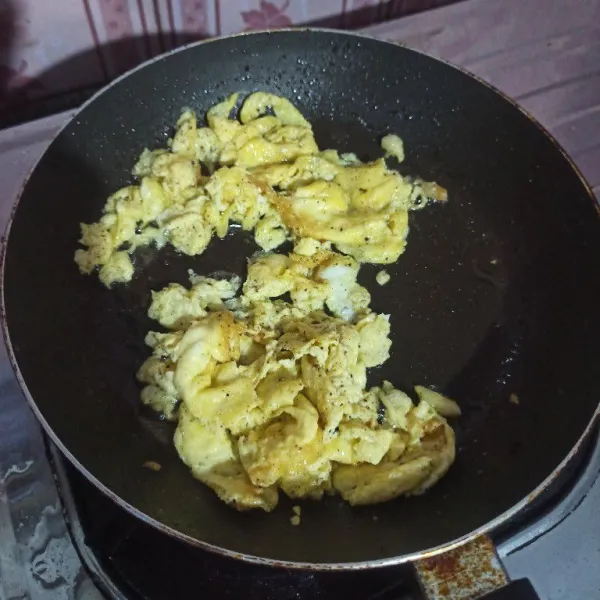 Kocok lepas telur kemudian goreng orak-arik hingga matang, setelah itu angkat dan sisihkan.