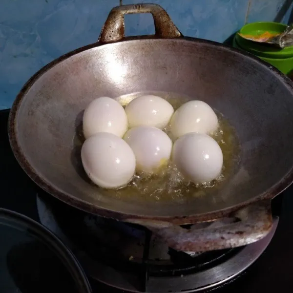 Goreng telur rebus sampai berkulit.