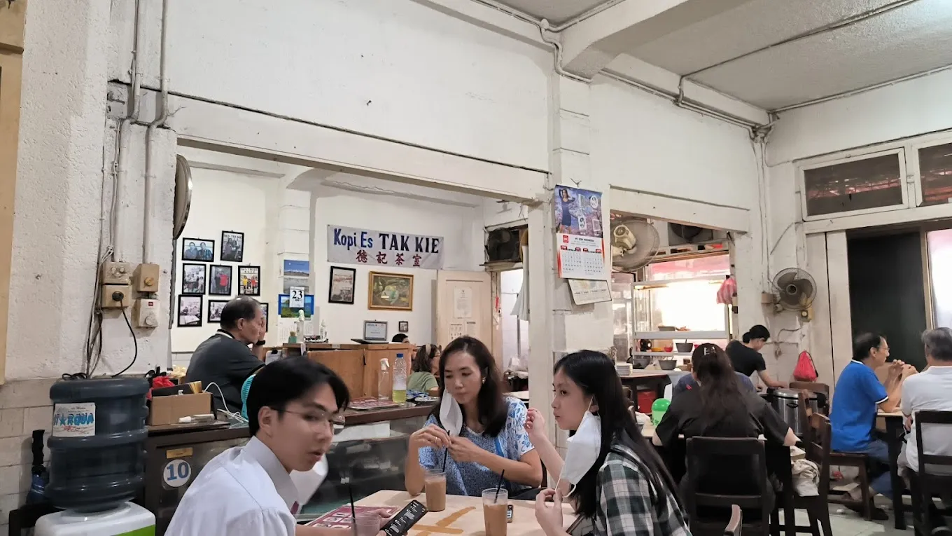 tempat makan di glodok enak Kopi Es Tak Kie