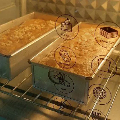 Tuang dalam loyang yang sudah di alasi baking paper lalu tabur almond dan panggang dengan api atas bawang 180°c - 30menit/ sesuaikan oven masing-masing.