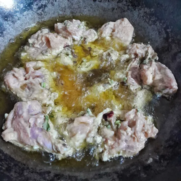 Panaskan minyak sayur dengan api sedang dan masukkan daging ayam.