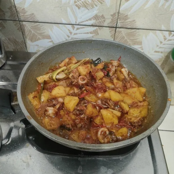 Masak sampai semua matang. Koreksi rasa. Siap disajikan.