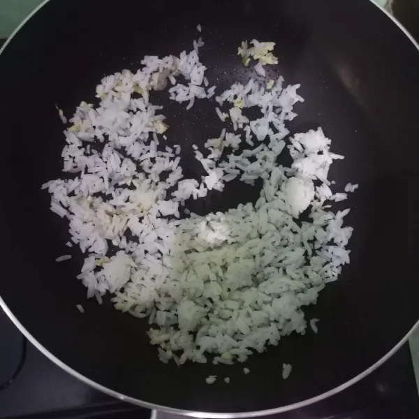 Masukkan nasi putih lalu tumis sebentar.