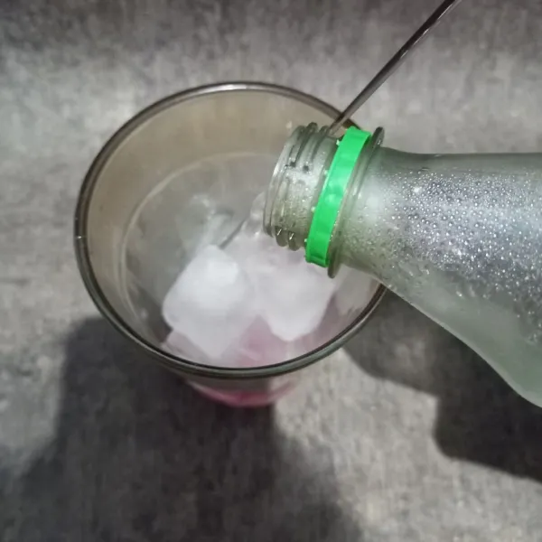 Tuangkan air soda dan air mineral kedalam gelas saji.