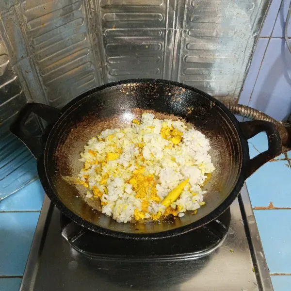 Tambahkan nasi putih, garam, gula, kaldu bubuk dan lada.