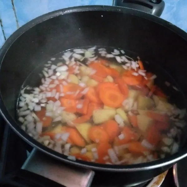 Masukkan wortel dan kentang. Tunggu sejenak lalu masukkan bakso ikan.