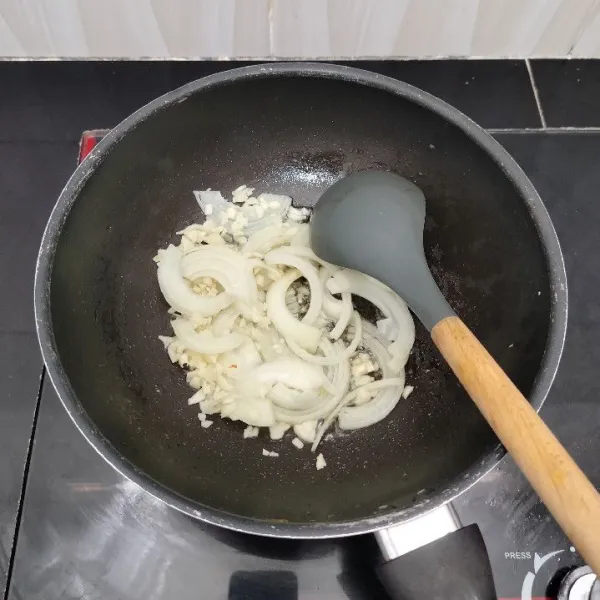 Panaskan minyak secukupnya. Tumis bawang putih dan bawang bombay hingga harum.
