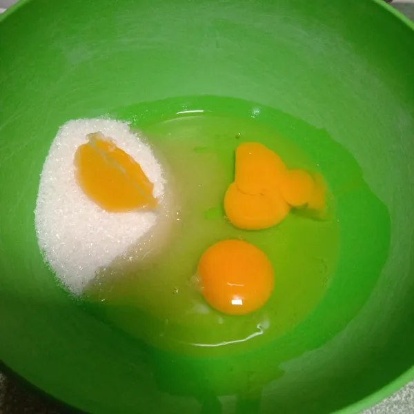 Mixer telur, gula pasir dan sp sampai mengembang.