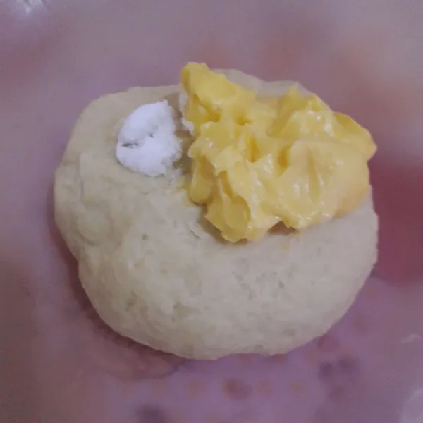 Masukan bahan A yaitu margarin dan garam lalu uleni lagi hingga kalis elastis.