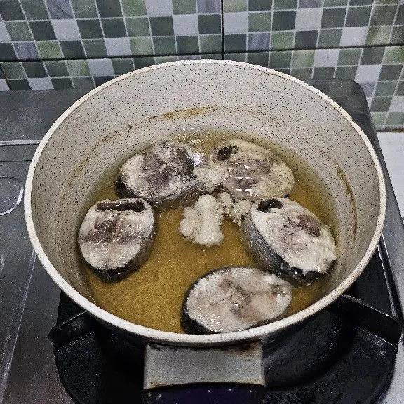 Rebus ikan dengan perasan jeruk nipis dan sedikit garam rebus selama 8-10 menit dengan api sedang.