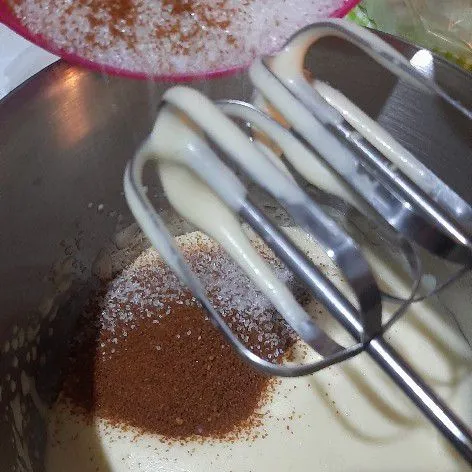 Kocok telur dan garam hingga mengembang berjejak kemudian tuang duo gula lanjut mix hingga gula larut.