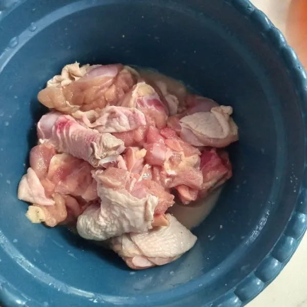 Bersihkan lalu potong ayam sesuai selera, kemudian marinasi selama 15 menit.