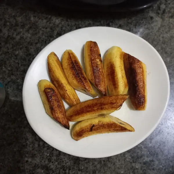 Panggang hingga pisang berubah warna
