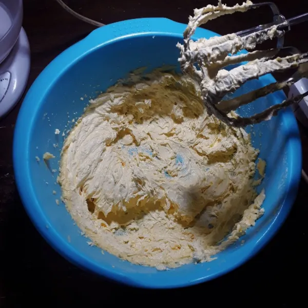 Mixer gula dan margarin selama 1 menit hingga pucat.